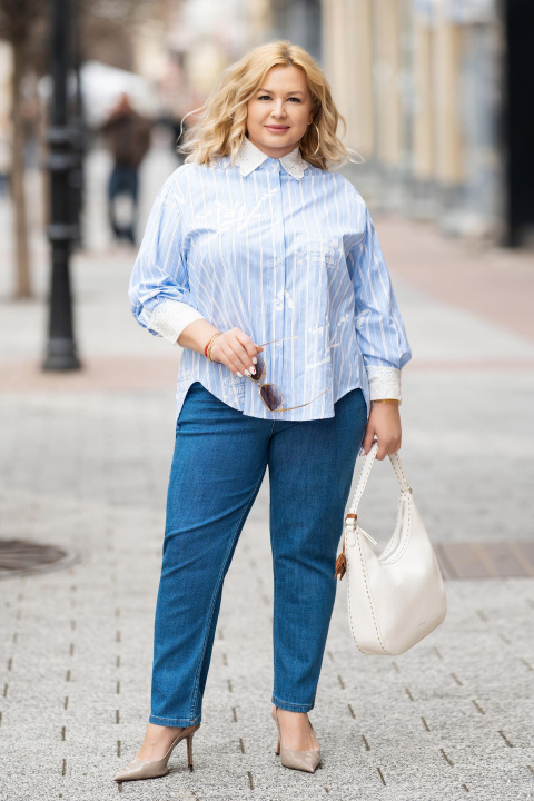 Макси риза от памук в синьо райе с бродирана декоративна яка и бели надписи