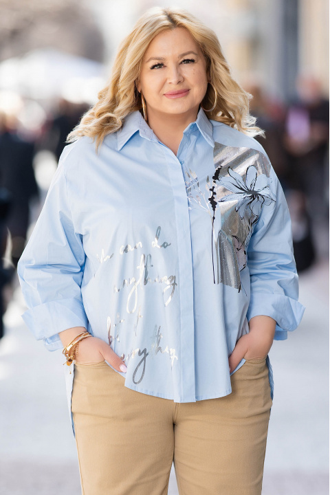 Макси риза от памук в светлосиньо със сребриста щампа и издължен гръб