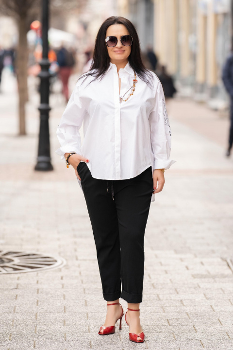 Макси риза в бяло с издължен гръб и бродирани надписи