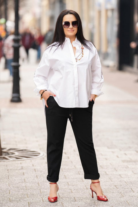 Макси риза в бяло с издължен гръб и бродирани надписи