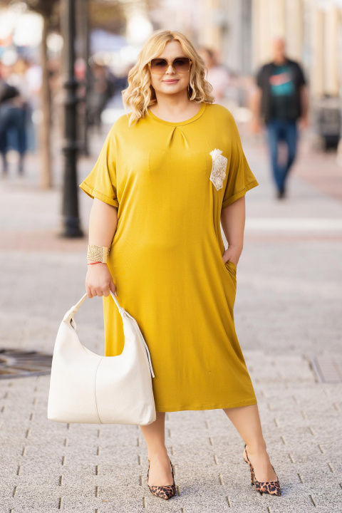 Макси рокля в цвят горчица със свободна кройка и бродиран джоб