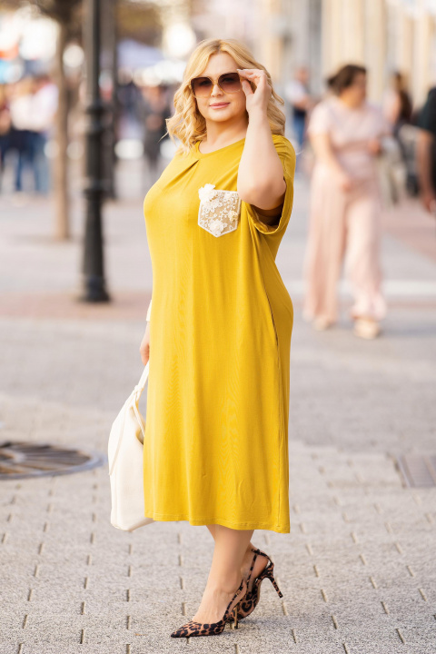 Макси рокля в цвят горчица със свободна кройка и бродиран джоб