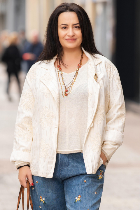 МАКСИ сако от памук в цвят екрю с нежна флорална бродерия, дискретно райе и брошка