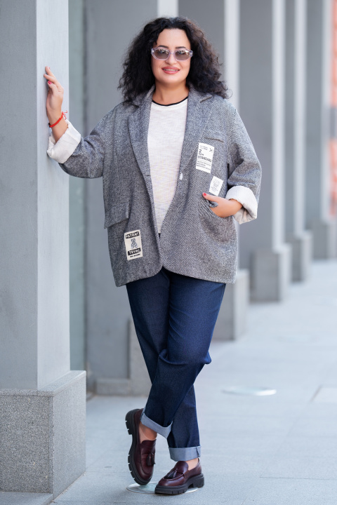 МАКСИ сако в сиво-черно от плътна материя с апликирани етикети