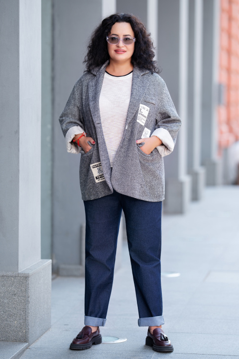 МАКСИ сако в сиво-черно от плътна материя с апликирани етикети