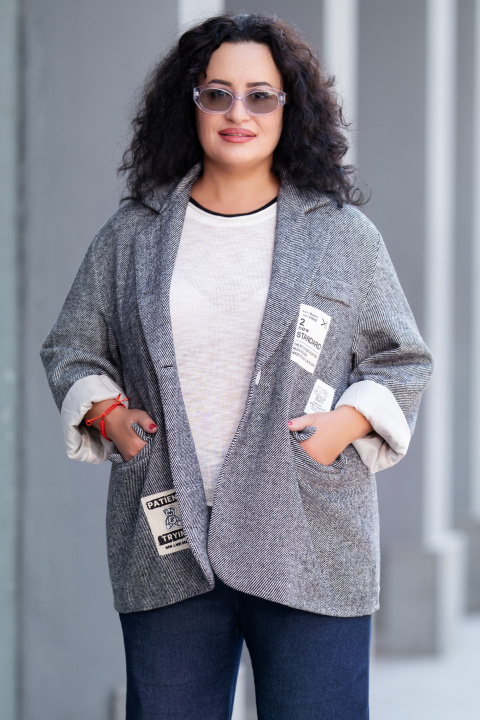 МАКСИ сако в сиво-черно от плътна материя с апликирани етикети