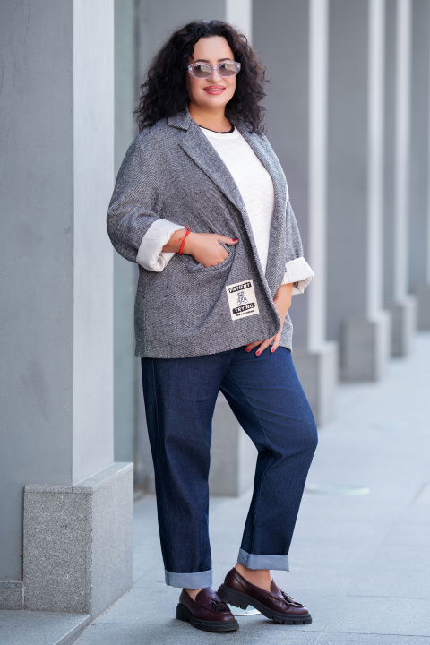 МАКСИ сако в сиво-черно от плътна материя с апликирани етикети