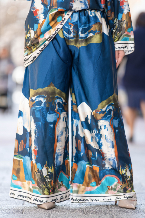 Макси сатениран комплект в тъмносиньо с артистиччен принти свободна кройка