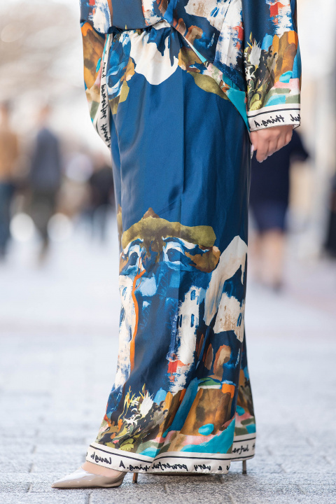 Макси сатениран комплект в тъмносиньо с артистиччен принти свободна кройка