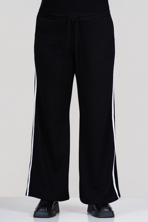 МАКСИ спортно-елегантен комплект в черно със сако и панталон