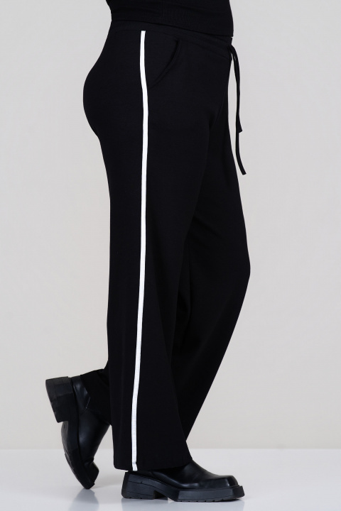 МАКСИ спортно-елегантен комплект в черно със сако и панталон