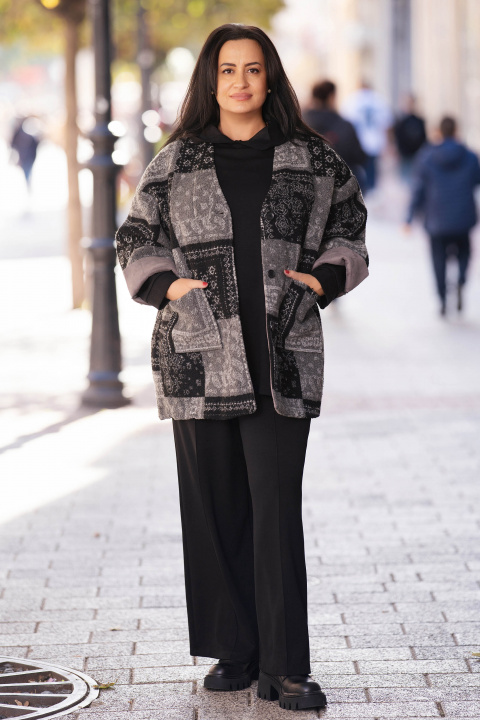 МАКСИ топло палто в сиво с принт черни квадрати