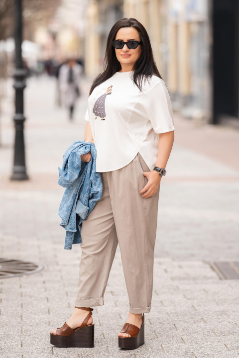 Макси туника от еластична материя в бяло с артистична декорация