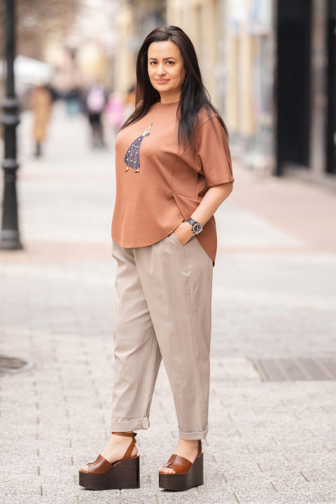 Макси туника от еластична материя в кафяво с артистична декорация