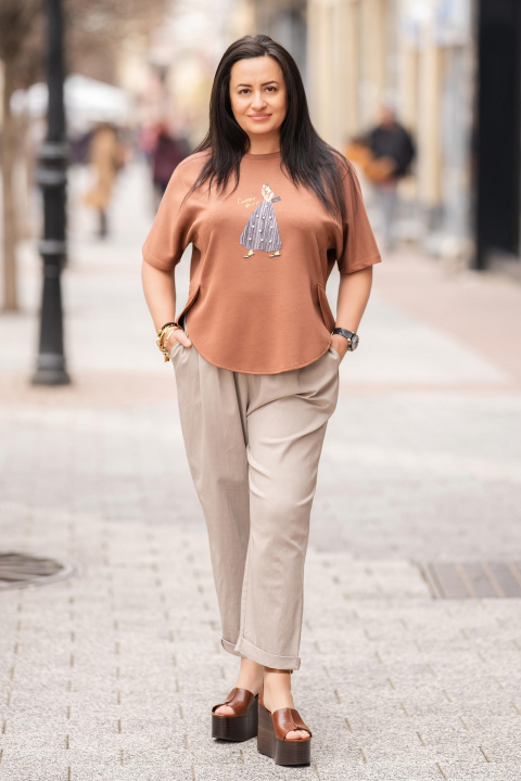 Макси туника от еластична материя в кафяво с артистична декорация