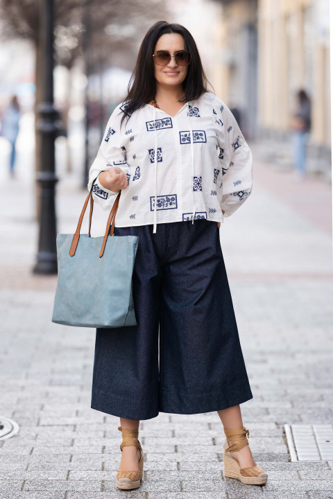 МАКСИ туника от фин памук в бяло с тъмносин етно-флорален принт