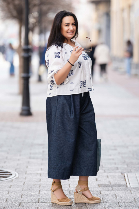 МАКСИ туника от фин памук в бяло с тъмносин етно-флорален принт