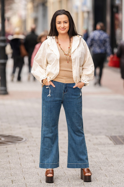 МАКСИ тънко яке от памук в цвят екрю с качулка и релефна бродерия