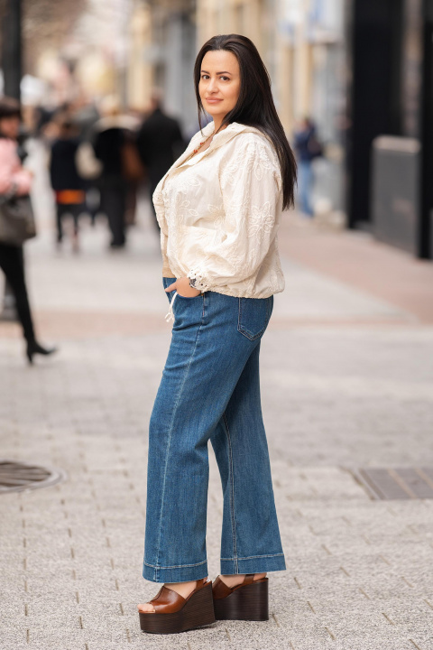 МАКСИ тънко яке от памук в цвят екрю с качулка и релефна бродерия