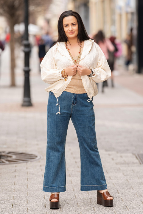 МАКСИ тънко яке от памук в цвят екрю с качулка и релефна бродерия