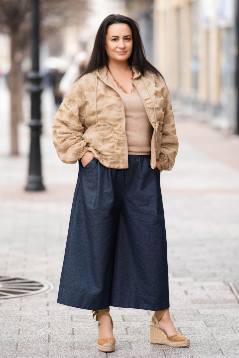 МАКСИ тънко яке в бежово с капитонирани елементи, качулка и връзки