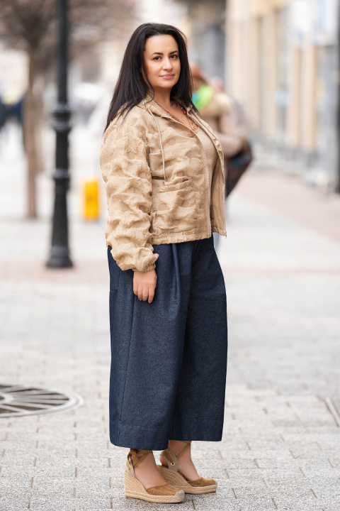 МАКСИ тънко яке в бежово с капитонирани елементи, качулка и връзки