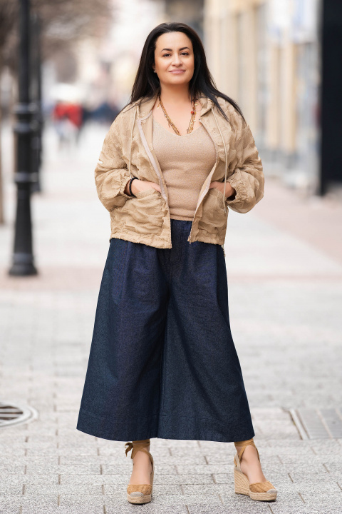 МАКСИ тънко яке в бежово с капитонирани елементи, качулка и връзки