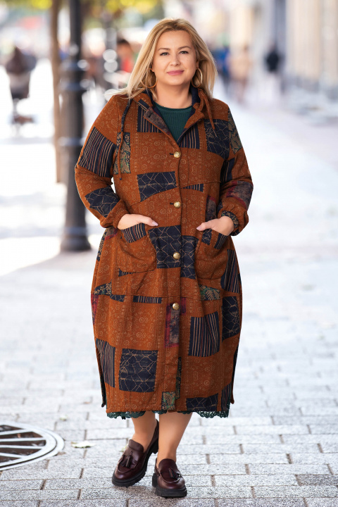 МАКСИ ватирано палто в кафяво с принт квадрати тип мрежа и райе в черно