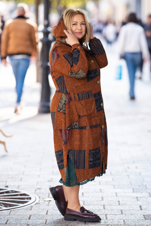 МАКСИ ватирано палто в кафяво с принт квадрати тип мрежа и райе в черно