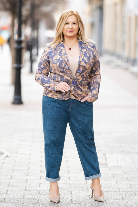 Макси вталено велурено сако в бежово с флорален принт