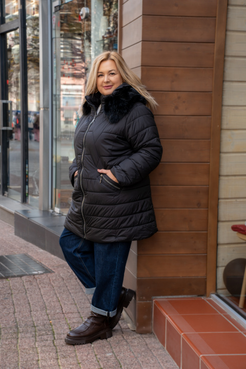 МАКСИ яке в черно със сваляща се качулка и пух