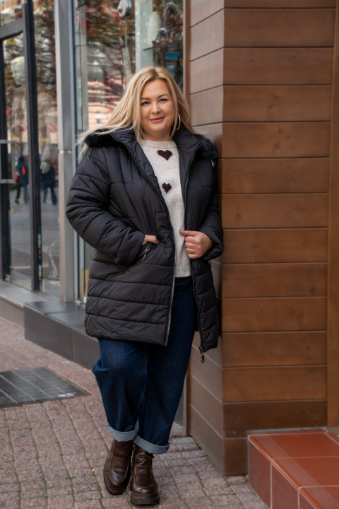 МАКСИ яке в черно със сваляща се качулка и пух