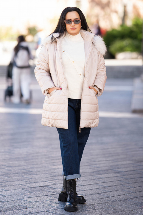 МАКСИ яке в светлобежово със сваляща се качулка и пух