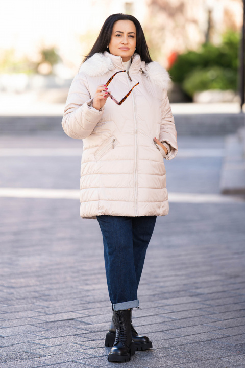 МАКСИ яке в светлобежово със сваляща се качулка и пух