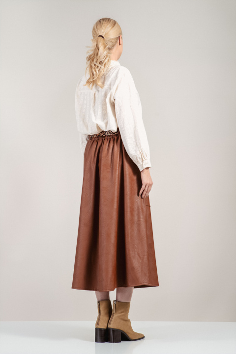 Миди кожена пола в кафяв карамел с леопардов колан