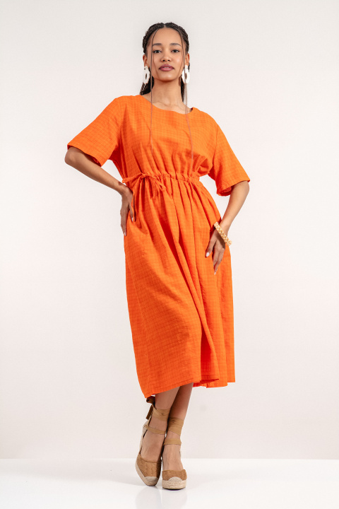 Миди рокля от памук в оранжево с връзка на талията и свободна кройка
