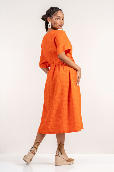 Миди рокля от памук в оранжево с връзка на талията и свободна кройка