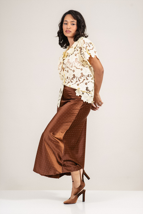 Миди сатенирана пола в кафяво със итни камъни