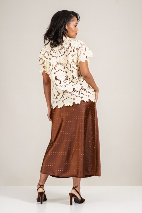 Миди сатенирана пола в кафяво със итни камъни