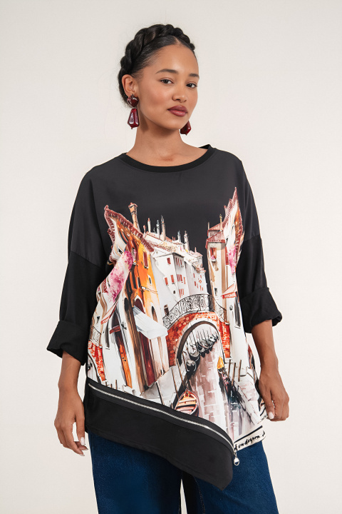 Оувърсайз блуза в черно с градски принт и асиметрична кройка