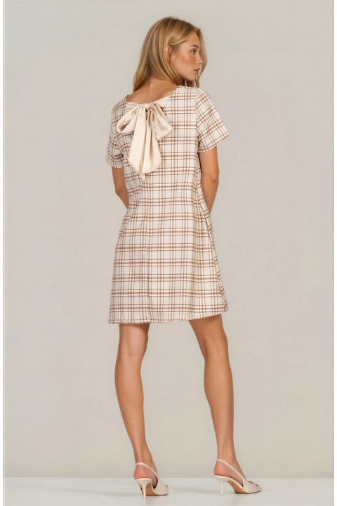 Права бежова рокля и кариран принт и сатенене панделка на гърба