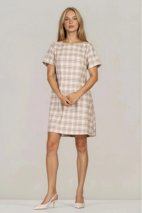 Права бежова рокля и кариран принт и сатенене панделка на гърба