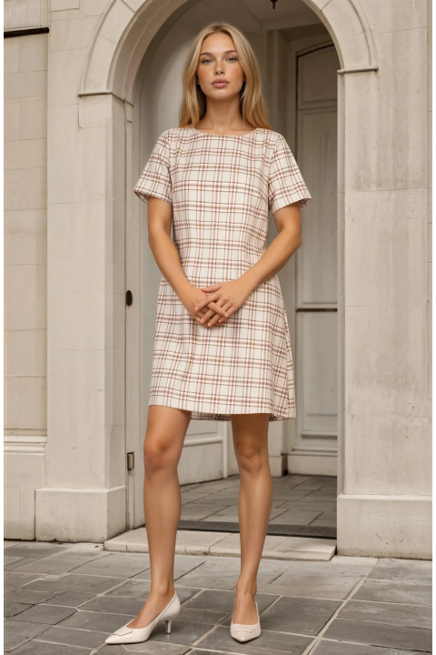 Права бежова рокля и кариран принт и сатенене панделка на гърба