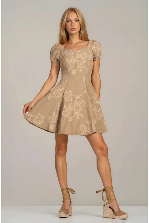 Разкроена къса бутикова рокля в бежово с бродирани елементи и ефектен гръб