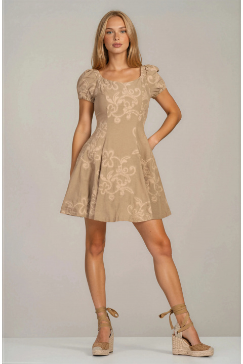 Разкроена къса бутикова рокля в бежово с бродирани елементи и ефектен гръб