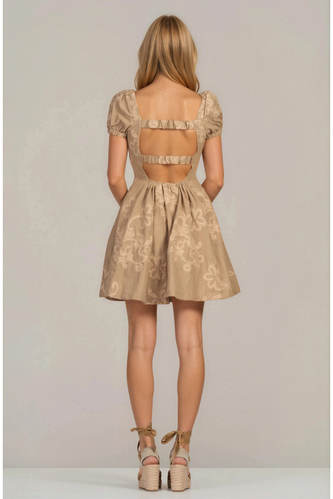 Разкроена къса бутикова рокля в бежово с бродирани елементи и ефектен гръб