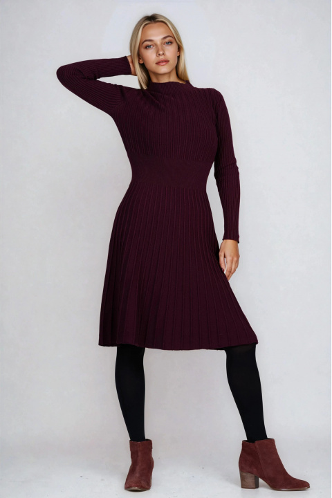 Рокля от фино плетиво в цвят патладжан с вталена кройка