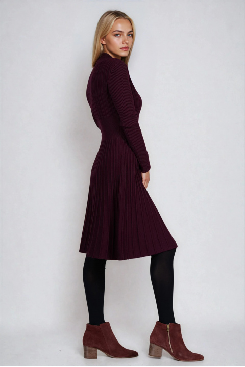 Рокля от фино плетиво в цвят патладжан с вталена кройка