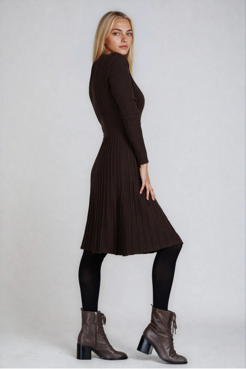 Рокля от фино плетиво в кафяво с вталена кройка