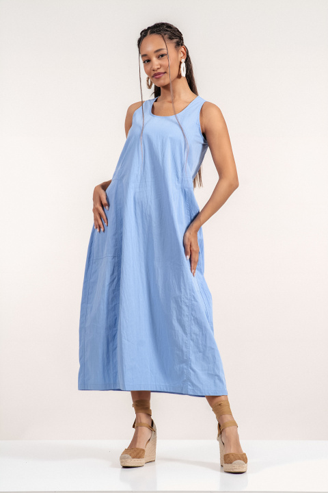 Рокля от памук и вискоза в синьо със свободна кройка и джобове